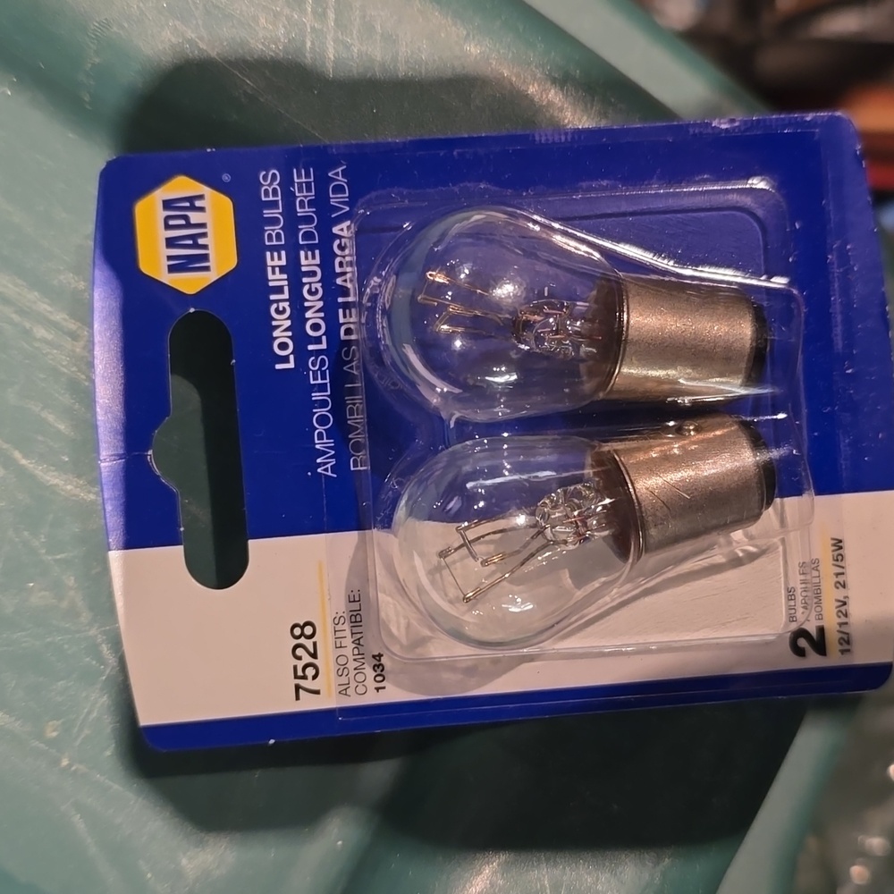 New! New! NAPA 7528 Longlife Bulbs (Pair)